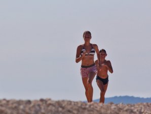 Reshot Duas mulheres correndo na praia