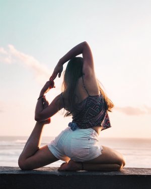 Ferry Alvianto em Reshot Mulher praticando yoga