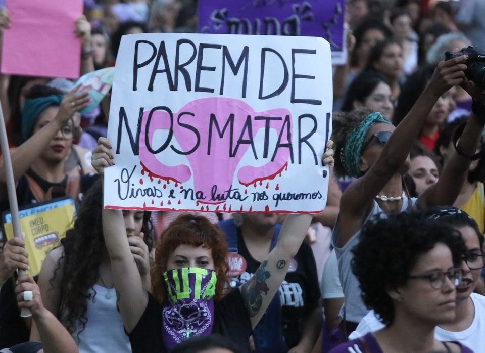 'Pare de nos matar', diz cartaz de manifestante em protesto feminista em São Paulo.