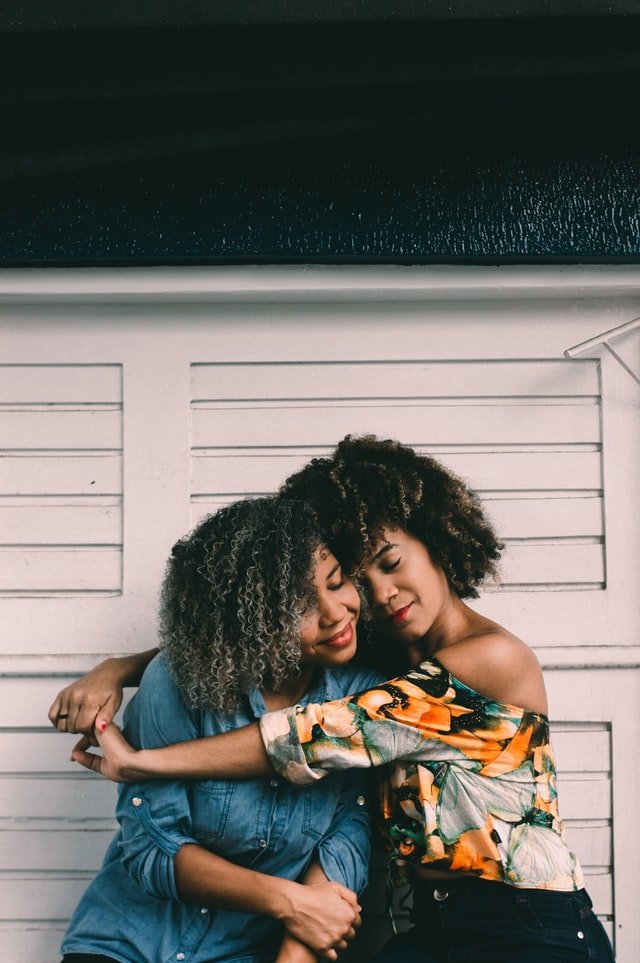 Unsplash/@holliver Duas mulheres abraçadas