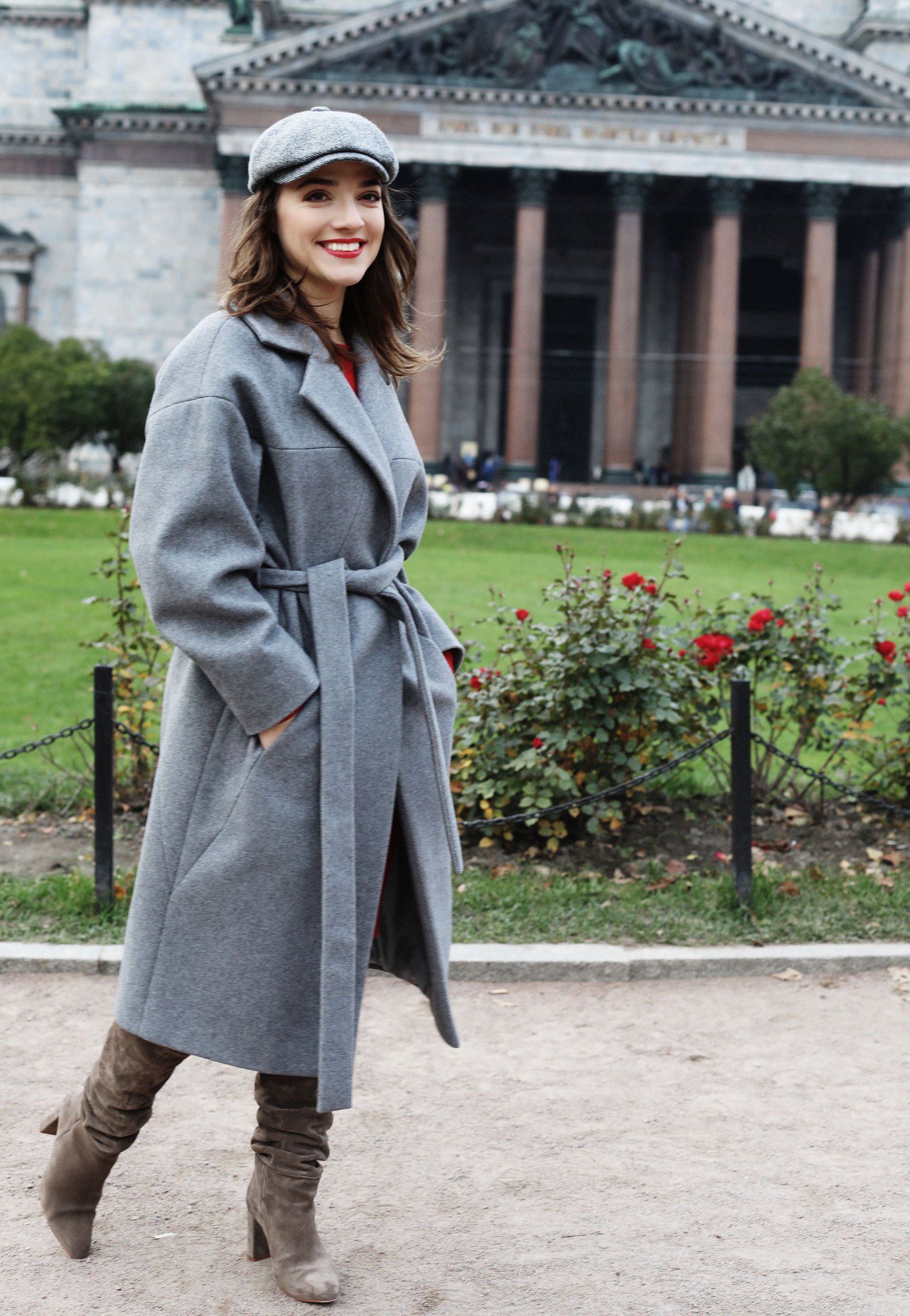 Mulher sorrindo usando casaco e botas
