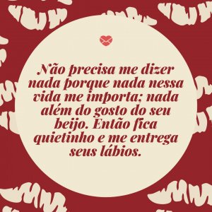 Pexels/Govinda Valbuena Homem e mulher se beijando. A mulher está sentada sobre um beiral e o homem de pé em sua frente, segurando as pernas da moça.