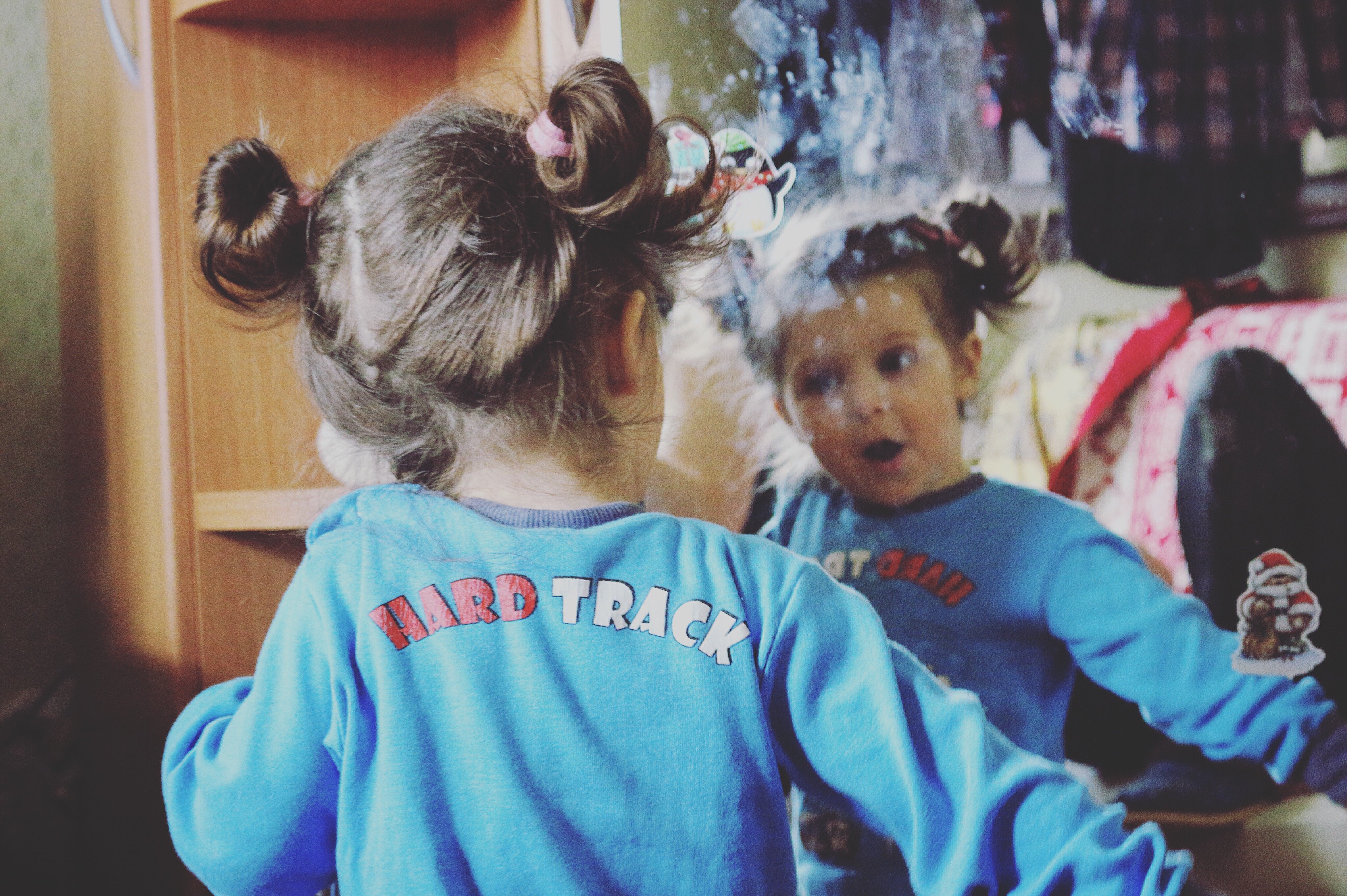 Criança se olhando no espelho