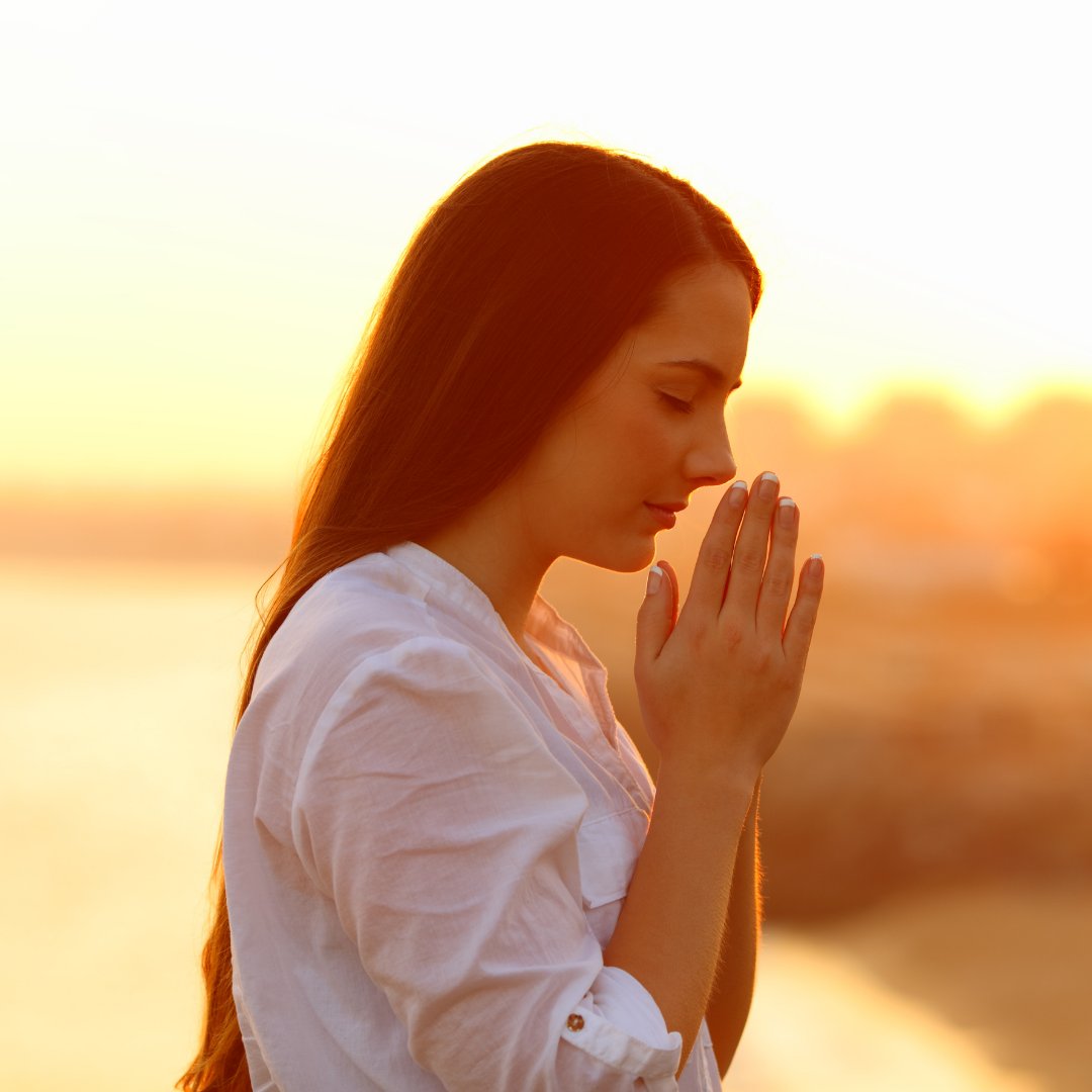Imagem de uma mulher rezando