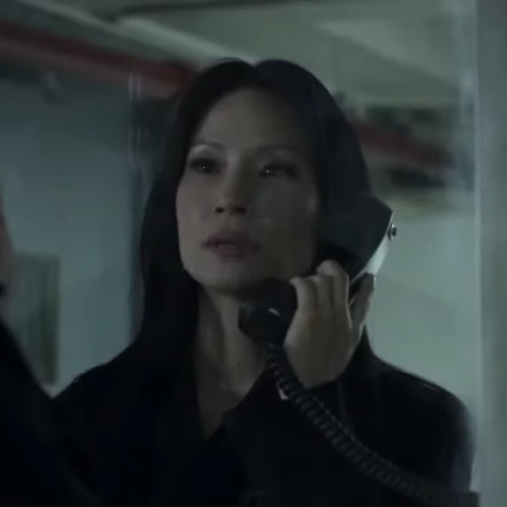 Joan conversando com Sherlock na prisão.