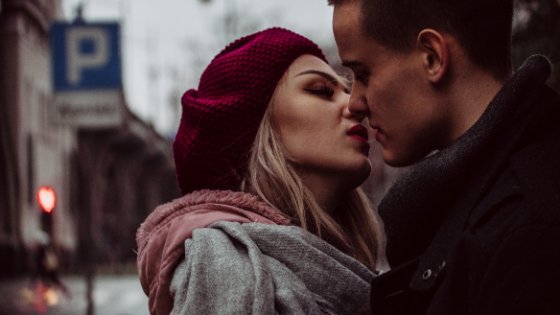 Homem e mulher se beijando na rua