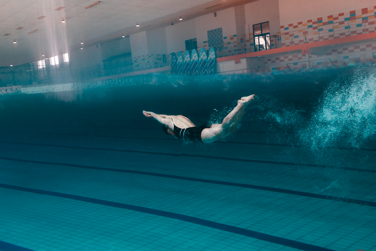 Mulher nadando em piscina olímpica
