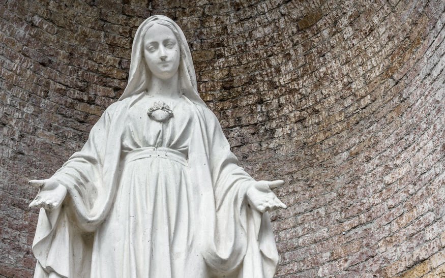 Estátua de Nossa Senhora com os braços abertos.