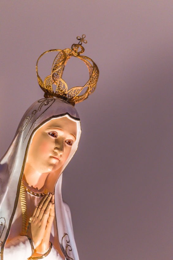 Estátua da Nossa Senhora, mostrando detalhe de seu rosto e coroa.