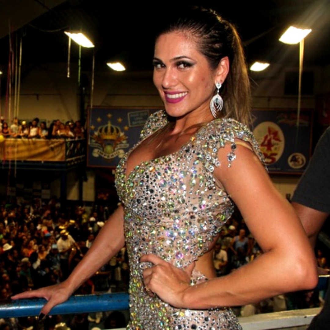 Imagem da atriz e modelo Lívia Andrade durante ensaio de carnaval