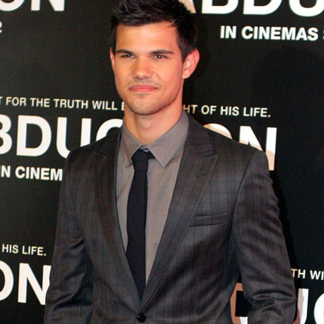 Taylor Lautner em um tapete vermelho.
