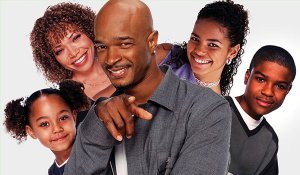 Divulgação/Internet Família protagonista da série Eu, a Patroa e as Crianças, sorrindo.
