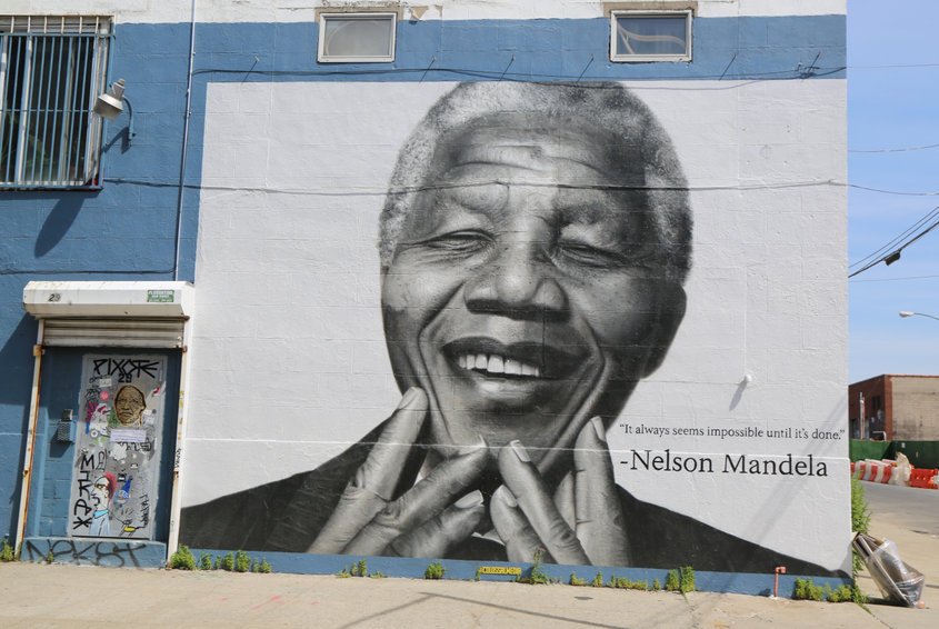 Arte de Nelson Mandela numa parede.
