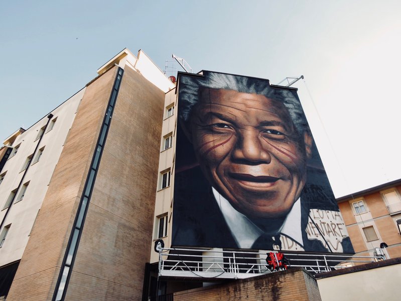 Ourdoot com ilustração de Nelson Mandela.