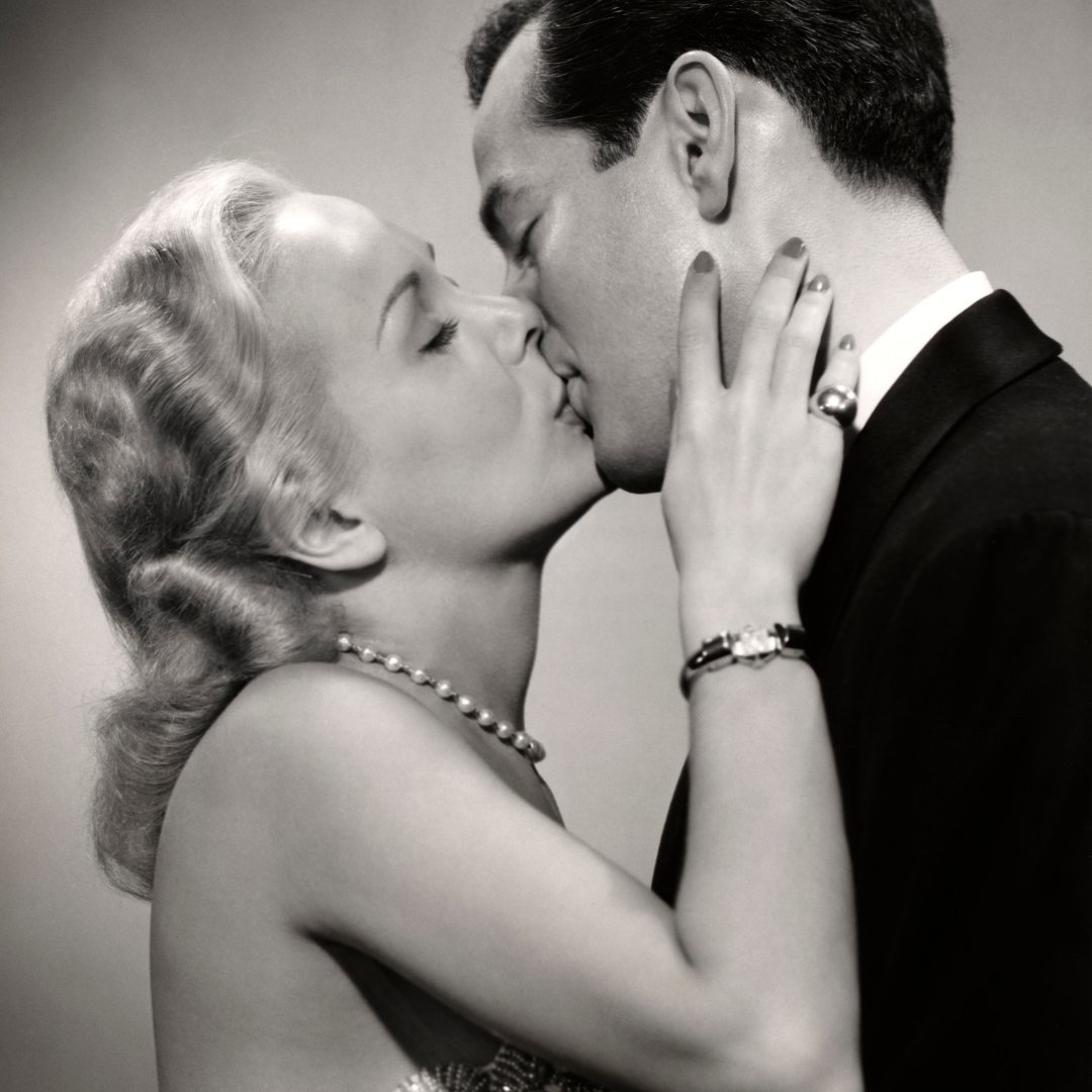 Homem e mulher se beijando em foto preto e branco