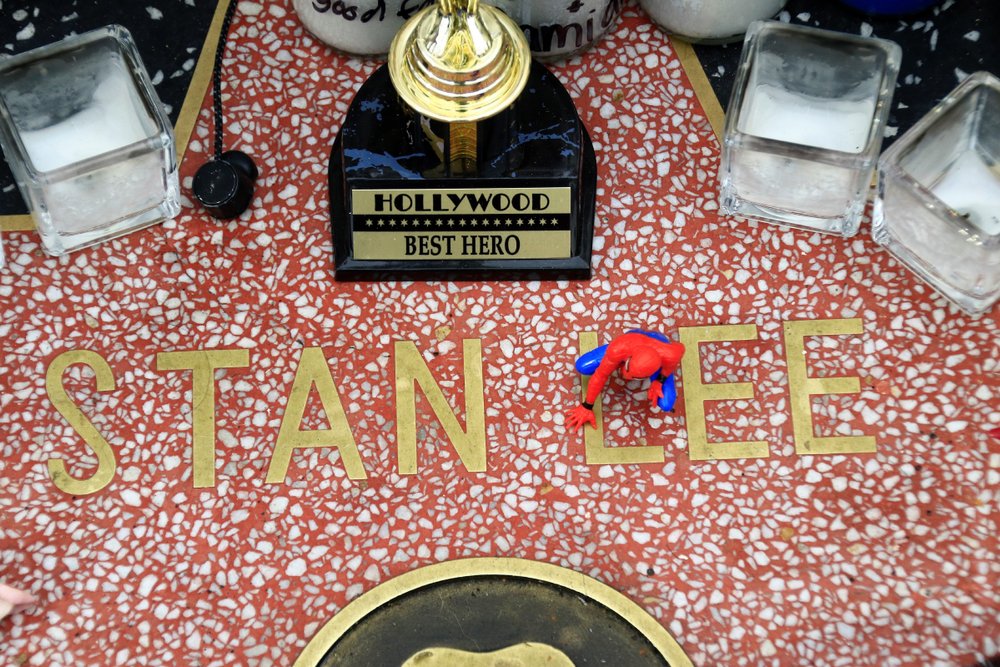 Calçada da fama de Stan Lee com um boneco do Homem Aranha e alguns prêmios em cima