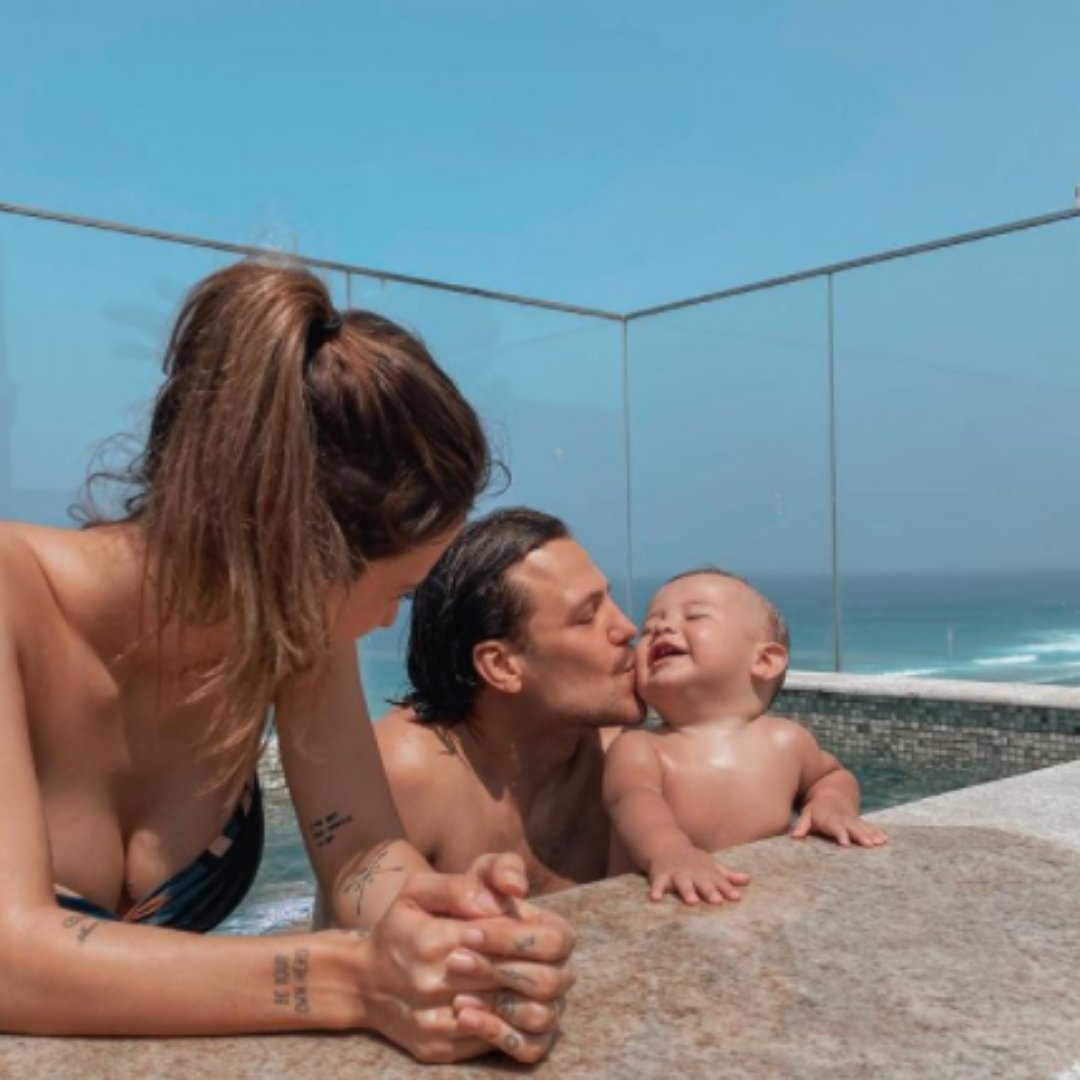 Foto do cantor Saulo Poncio com esposa Gabi Brandt e filho