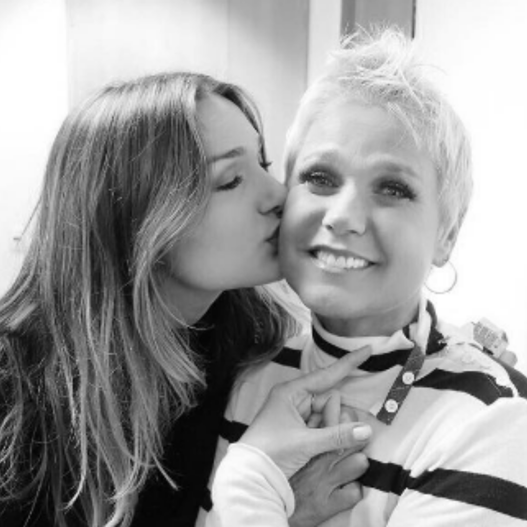 Sasha beijando sua mãe Xuxa