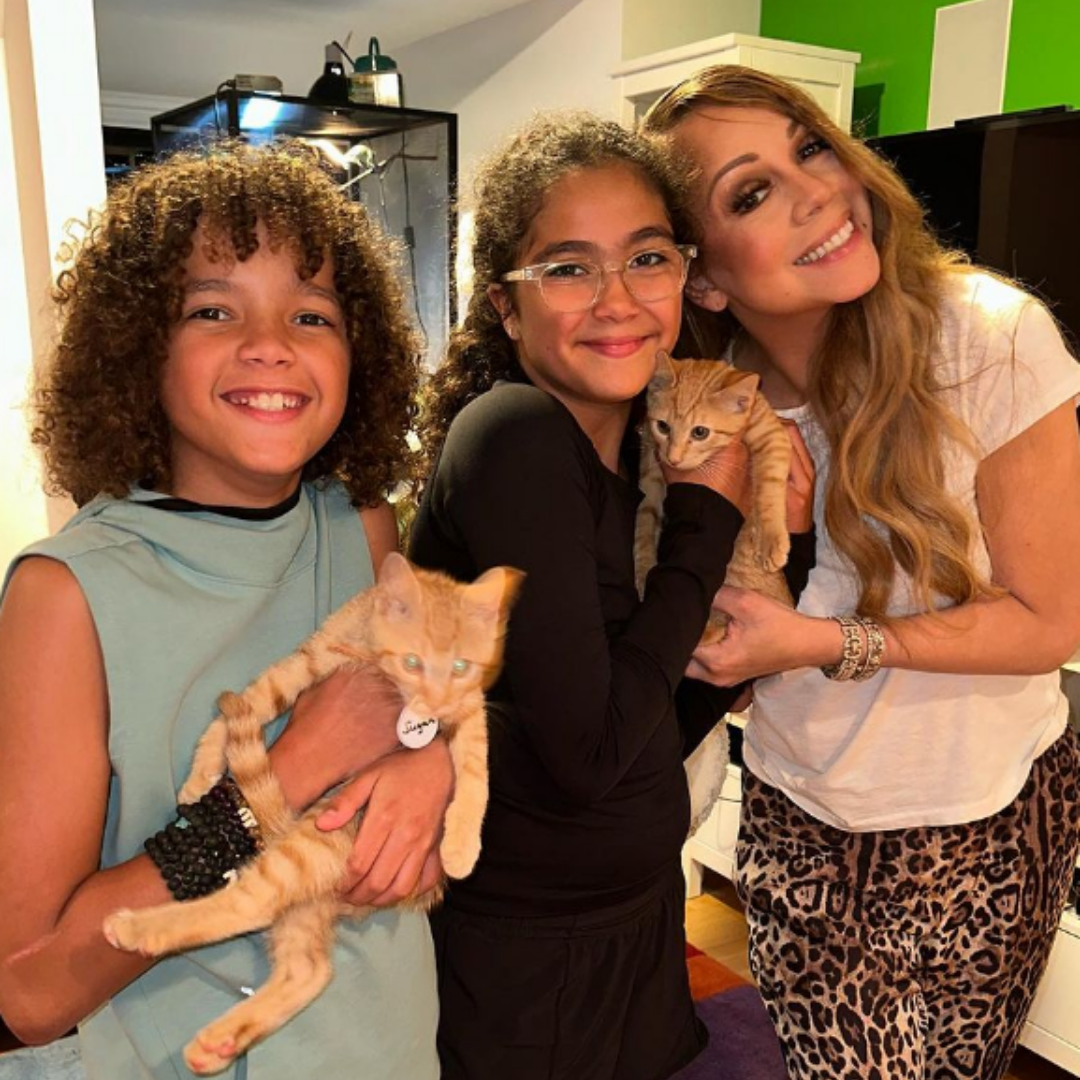 Filhos de Mariah Carey segurando gatinhos laranjas
