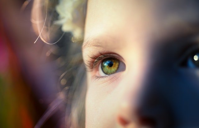 Olhos de uma criança vistos de perto