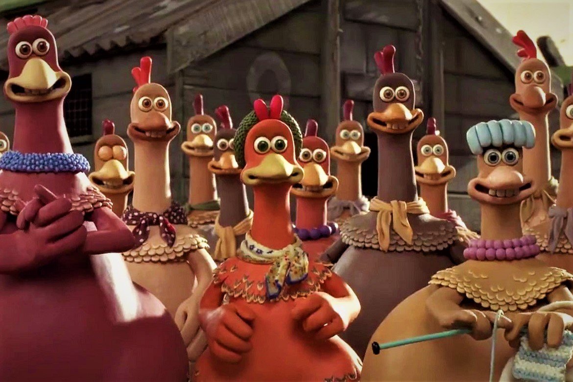 Personagens do filme 'Fuga das Galinhas' reunidos em frente ao galinheiro com expressões assutadas.