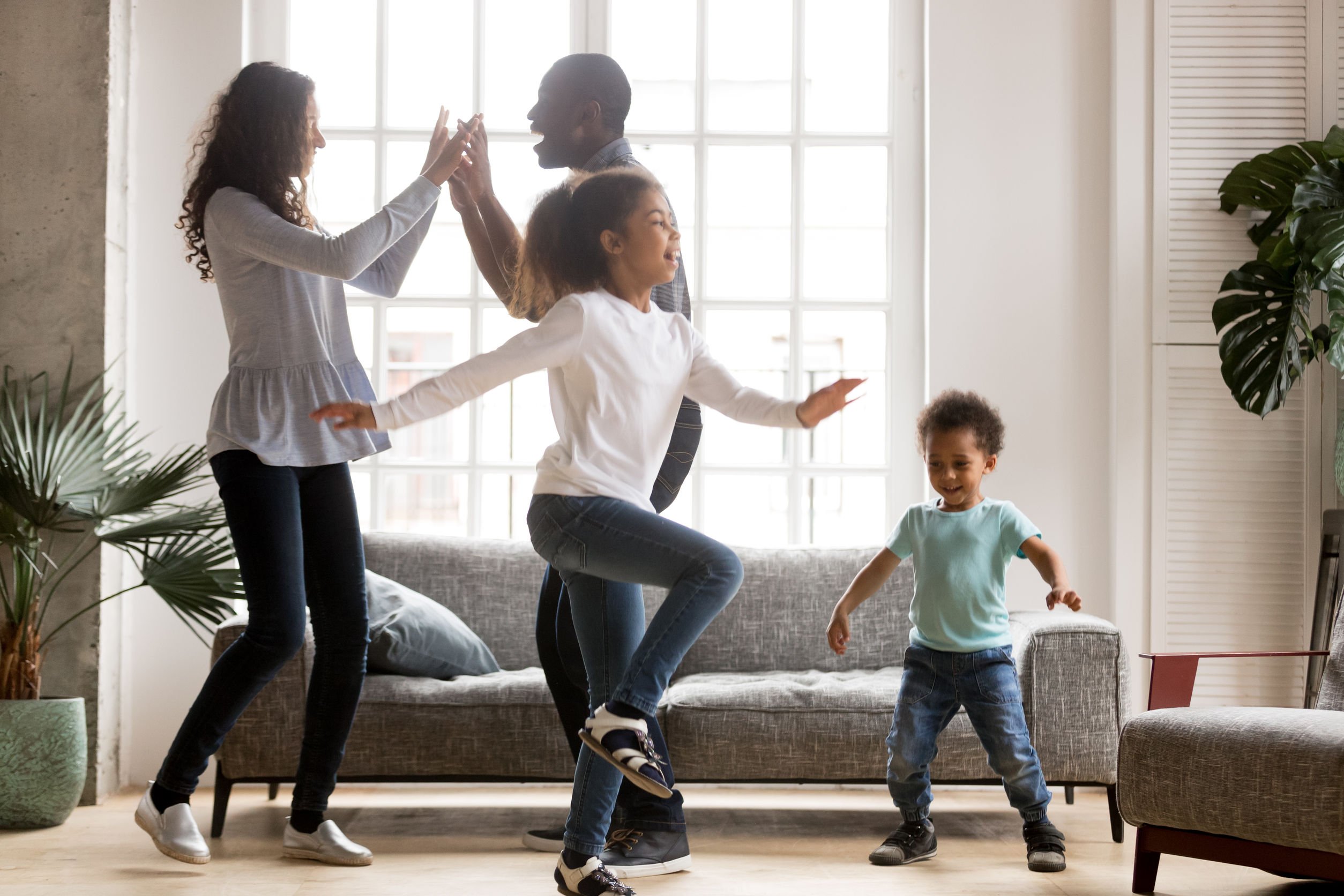 Família dançando na sala de casa