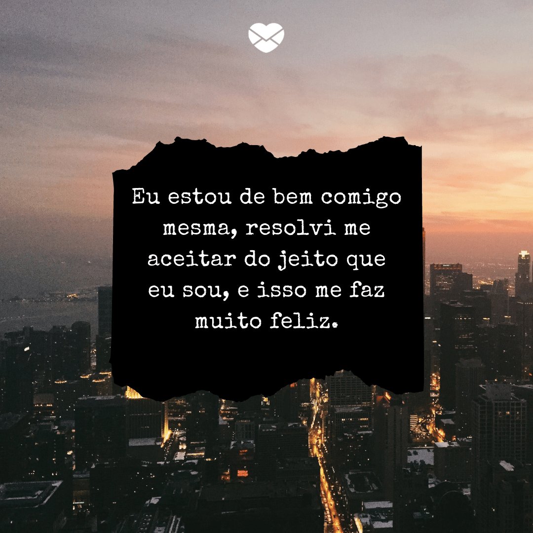 Mensagens com Amor / Canva / chenliu 'Eu estou de bem comigo mesma, resolvi me aceitar do jeito que eu sou, e isso me faz muito feliz.' - Frases para foto sozinha sorrindo