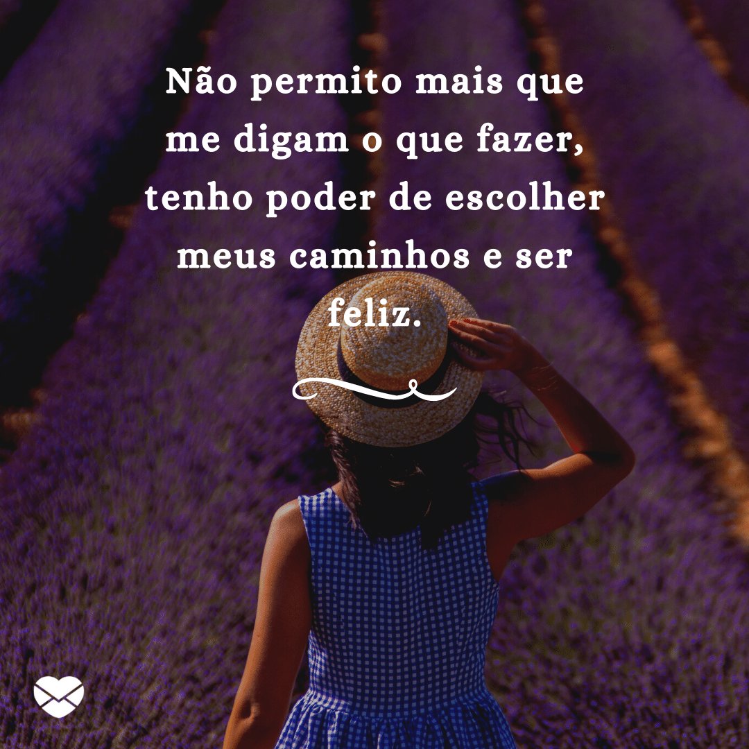 Mensagens com Amor / Canva / scopio 'Não permito mais que me digam o que fazer, tenho poder de escolher meus caminhos e ser feliz.' - Frases para foto sozinha sorrindo