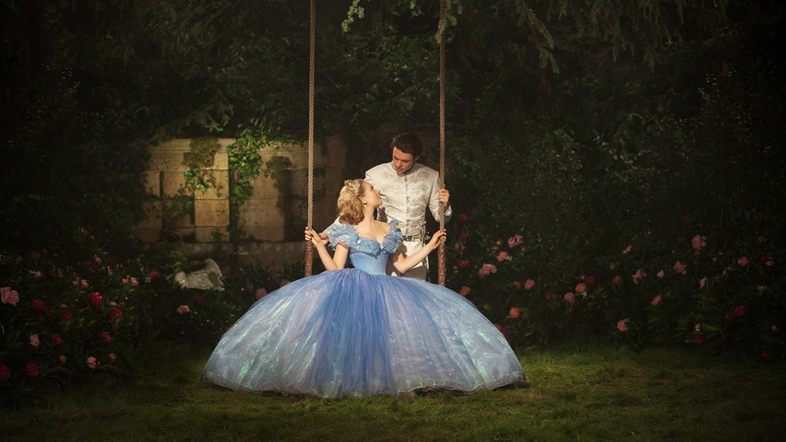 Cena de filme 'Cinderela' com princesa em balanço e príncipe atrás, ambos se olhando