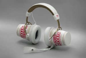 Fone de ouvido com embalagens de Cup Noodles