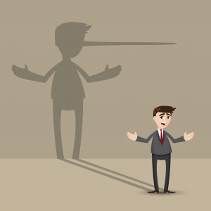 Homem falando enquanto sua sombra projeta seu nariz alongado