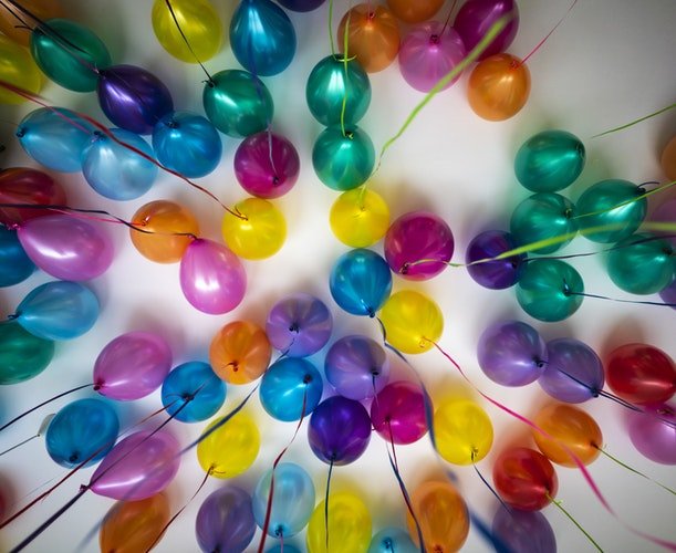 Balões coloridos no teto