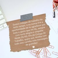 Mulher mostrando algo na tela do computador para colegas de trabalho