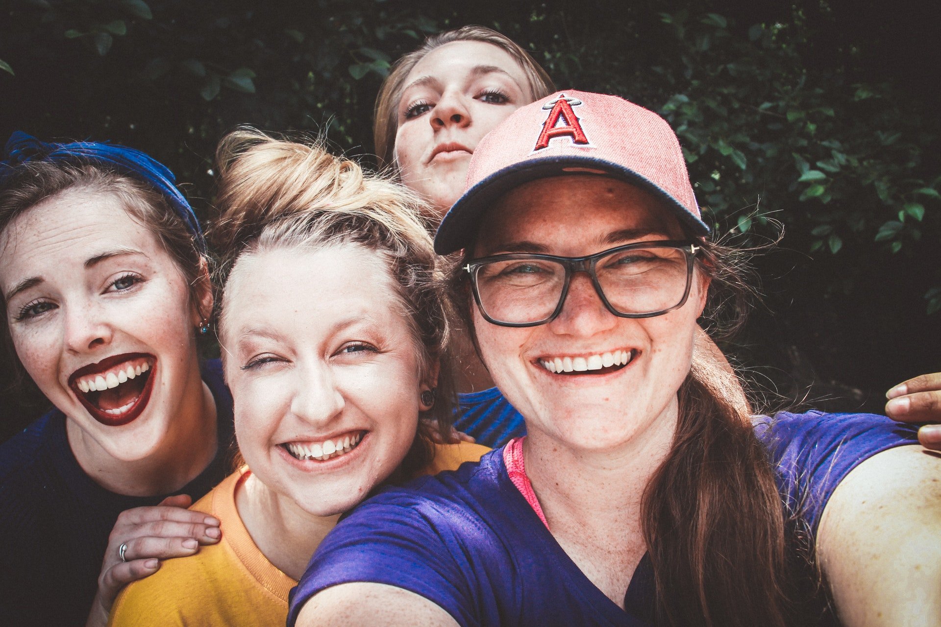Quatro amigas sorrindo para uma selfie