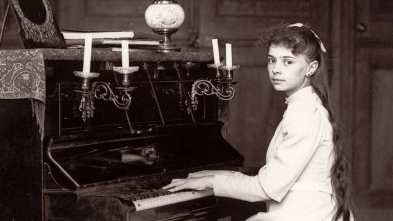 Fotografia de Santa Elisabete da Trindade tocando piano