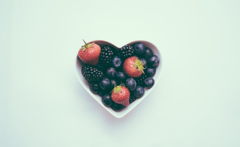 Tigela em forma de coração com frutas vermelhas