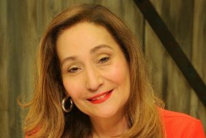 Apresentadora Sonia Abrão sorrindo