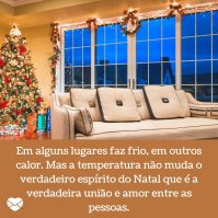 Criança sentada em meio a presentes de natal, comendo um cupcake.