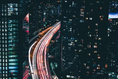 Time lapse de uma rua noturna de um centro urbano