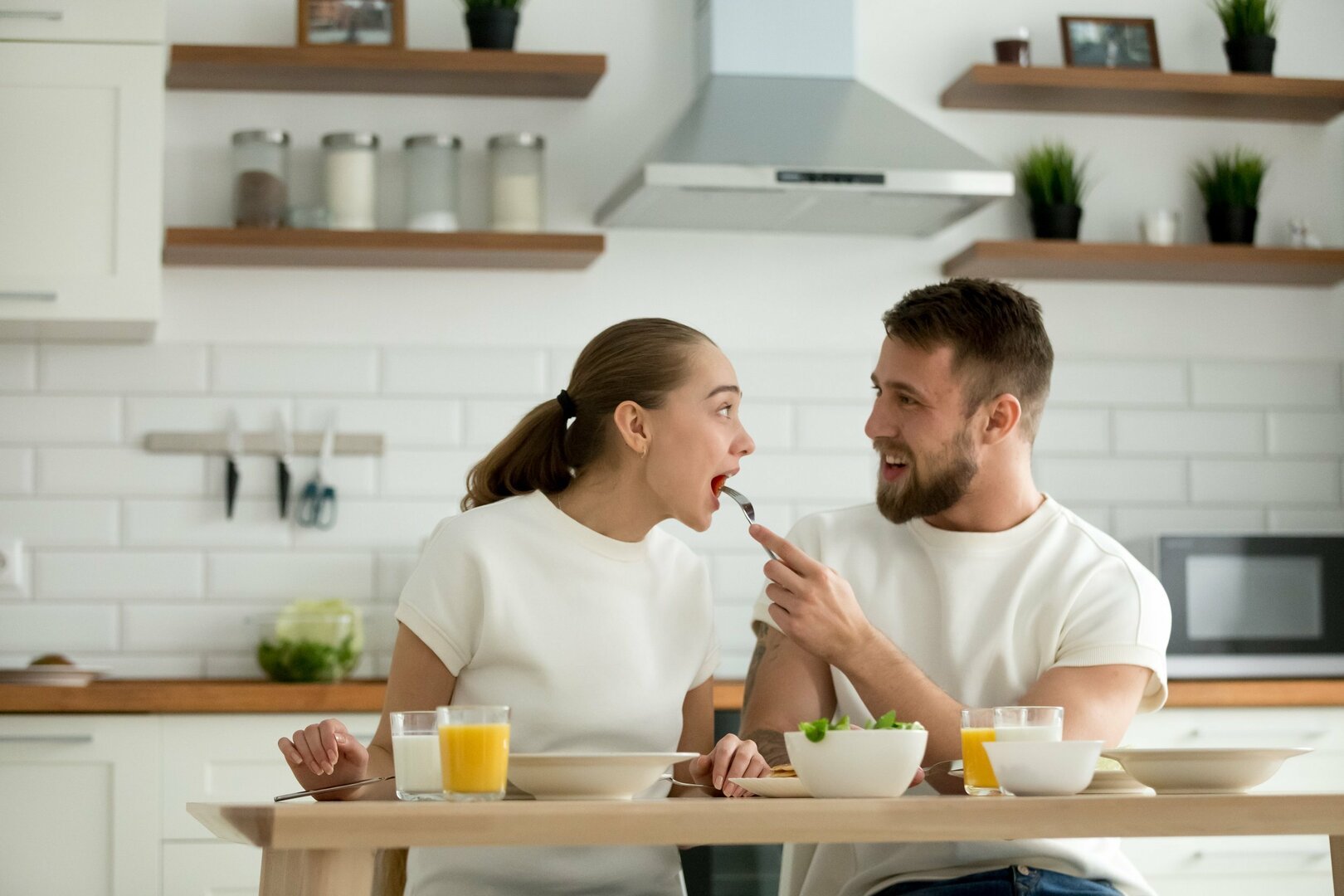 Casal hétero branco se divertindo na cozinha