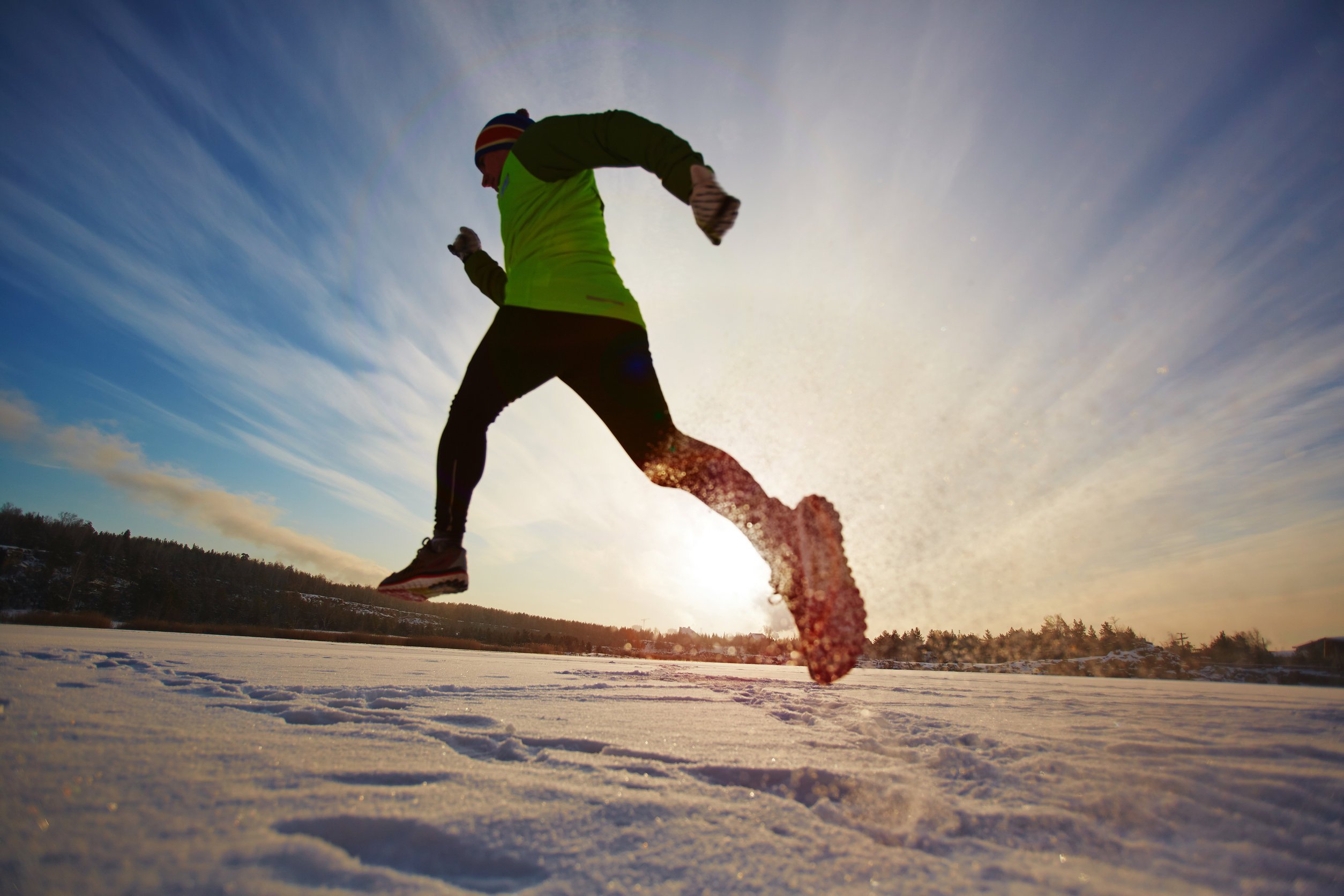 Homem esportista correndo na neve