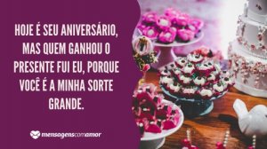'Hoje é seu aniversário, mas quem ganhou o presente fui eu, porque você é a minha sorte grande.' - Mensagem de aniversário com imagem