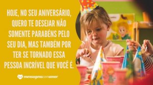 'Hoje, no seu aniversário, quero te desejar não somente parabéns pelo seu dia, mas também por ter se tornado essa pessoa incrível que você é.' - Mensagem de aniversário com imagem