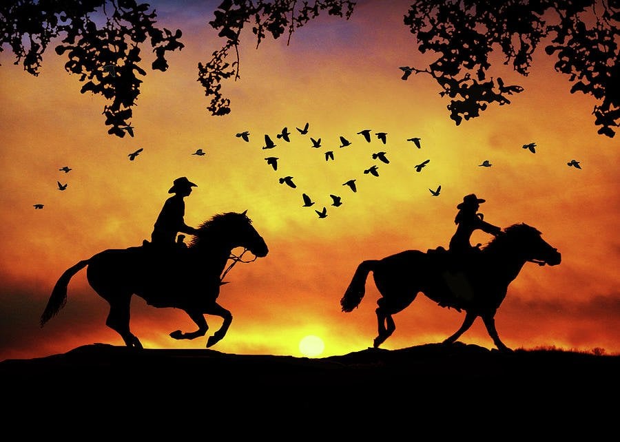 Cowboy e cowgirl andando a cavalo