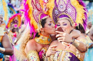 Duas mulheres fantasiadas no Carnaval, tirando selfie