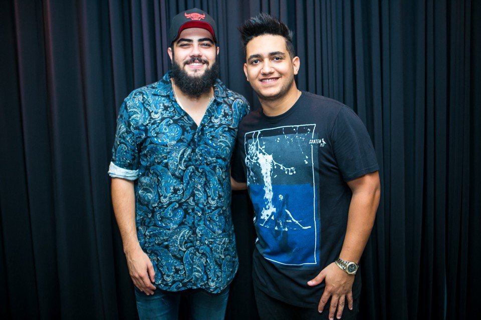 Henrique e Juliano sorrindo