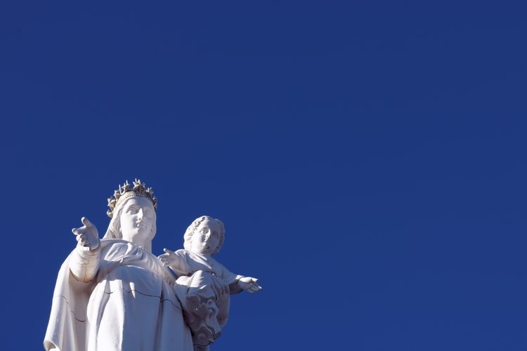 Estátua de Nossa Senhora com um bebê nos braços.