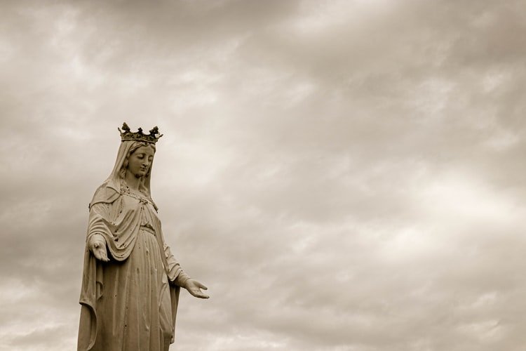 Estátua de Nossa Senhora de braços abertos.