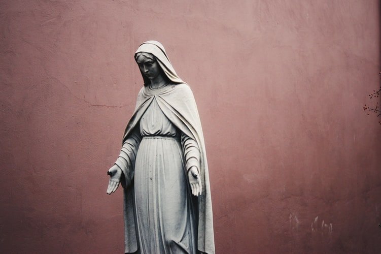 Estátua de Nossa Senhora com braços abertos.