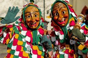 Duas pessoas mascaradas na rua